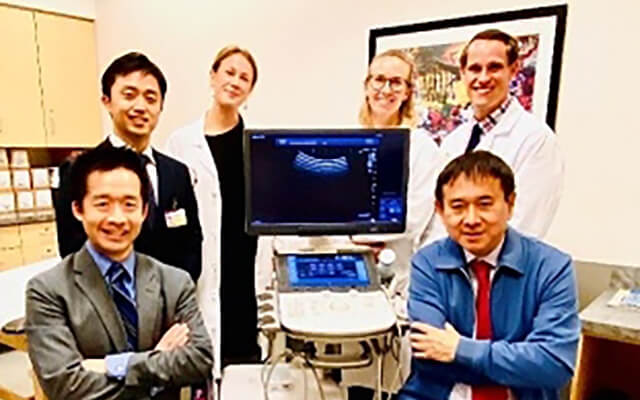 Dr. Fu及び大西賢太郎先生とともに外来にて